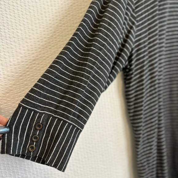 Van Heusen Women’s Gray White Striped Long Sleeve Top Size: XL - Picture 3 of 6